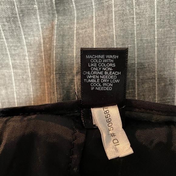 Express Design Studio Capris Pants - Picture 5 of 5